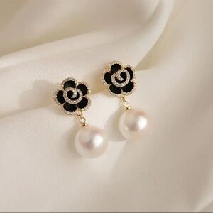 Black and Gold Floral Faux Pearl Drop Earrings NWT
